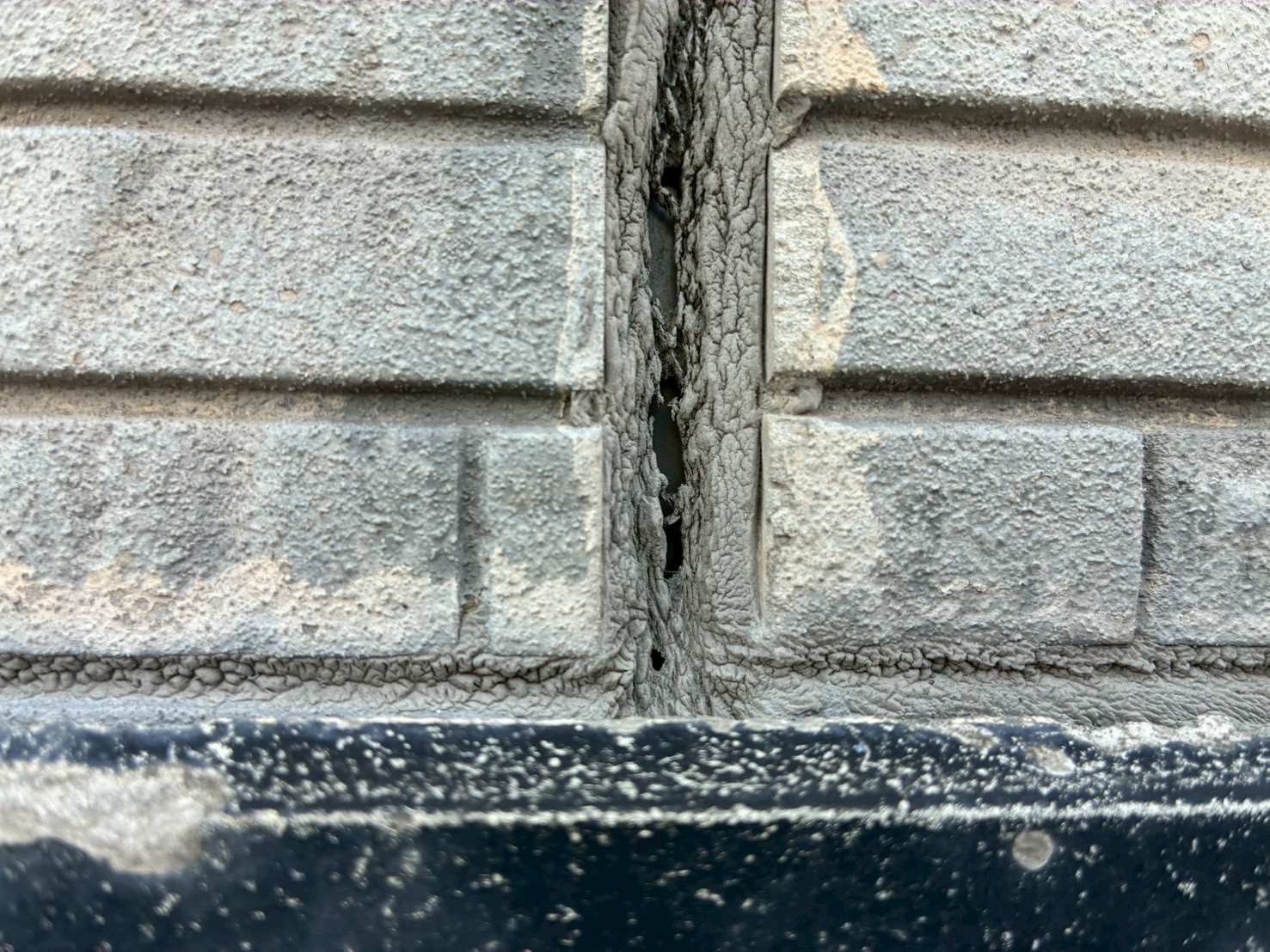 亀裂の入ったシーリング